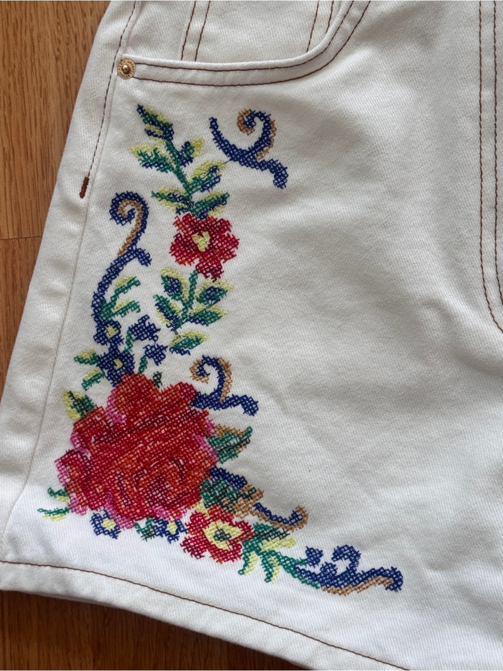 NWOT FARM Rio White High-Waist Shorts with Red Floral Embroidery- 25 - Picture 3 of 5